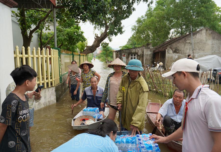 Thanh Liêm nhận trên 200 triệu đồng và nhiều nhu yếu phẩm hỗ trợ nhân dân vùng ngập lụt