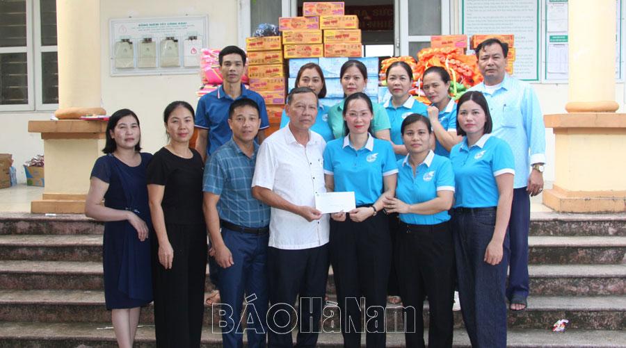 Hội LHPN Thanh Liêm ủng hộ người dân vùng bị ngập lụt