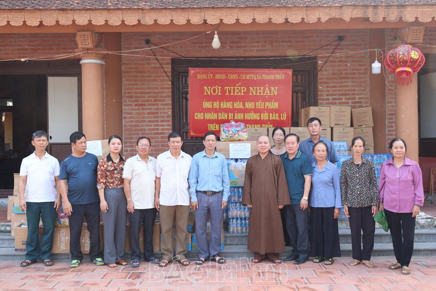 Phật tử chùa Từ Hiếu tặng quà bà con vùng lũ xã Thanh Thuỷ