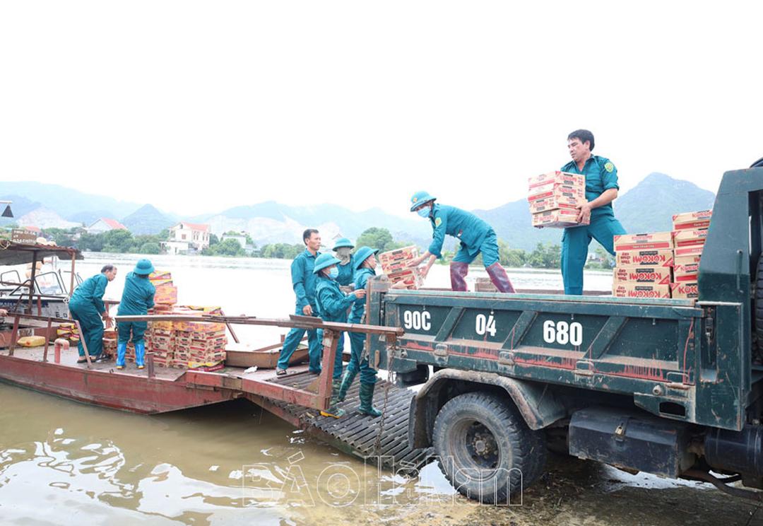 Hình ảnh đẹp của lực lượng chức năng hỗ trợ, đưa nhân dân khỏi vùng ngập lụt