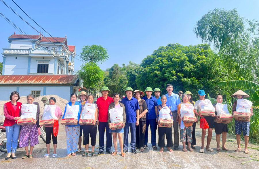 Trao tặng 50 suất quà cho hộ dân xã Tân Sơn bị ảnh hưởng mưa lũ