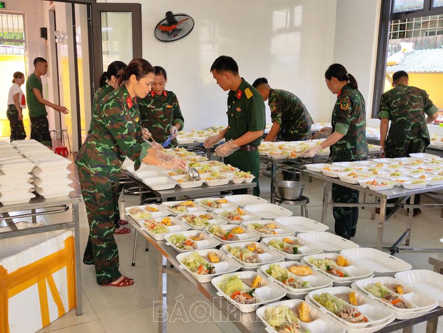 Bộ CHQS tỉnh tiếp tục nấu cơm phục vụ nhân dân vùng lũ