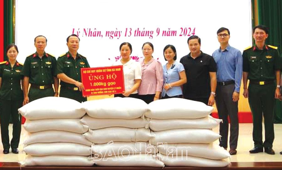 Ấm áp nghĩa tình mùa lũ