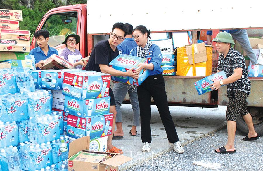 Tuổi trẻ Lý Nhân chung tay hỗ trợ người dân vùng lũ
