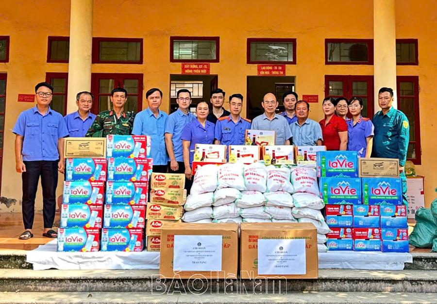 Viện KSND huyện Thanh Liêm phối hợp thăm, tặng quà các hộ dân bị ngập lụt tại xã Thanh Hải