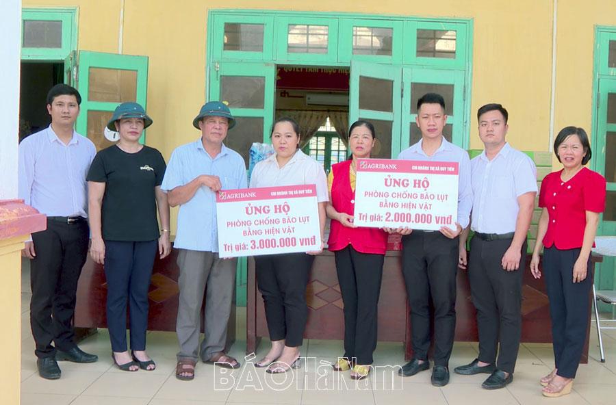 Trao 100 suất quà cho các hộ dân bị ngập lụt xã Tiên Sơn và Mộc Bắc