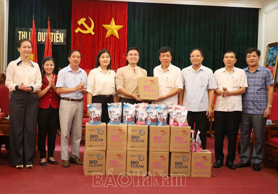 Đồng chí Phó Chủ tịch UBND tỉnh Nguyễn Đức Vượng thăm, trao quà cứu trợ cho các địa phương bị ngập lụt ở thị xã Duy Tiên