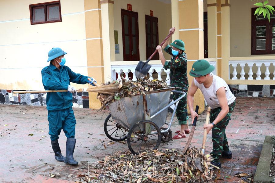 Ban CHQS thị xã Duy Tiên hỗ trợ Trung tâm Điều dưỡng Thương binh dọn vệ sinh sau ngập lụt