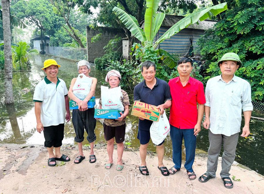 Hội CTĐ tỉnh vận động, hỗ trợ gần 2.000 suất quà cho người dân bị lũ lụt