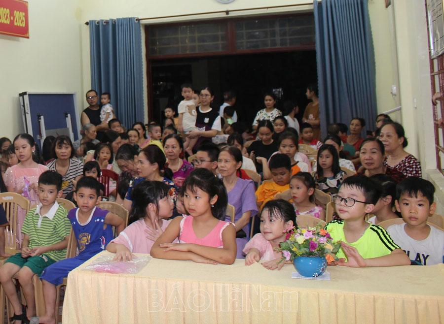 Tổ dân phố số 6 phường Minh Khai trao thưởng học sinh có thành tích xuất sắc