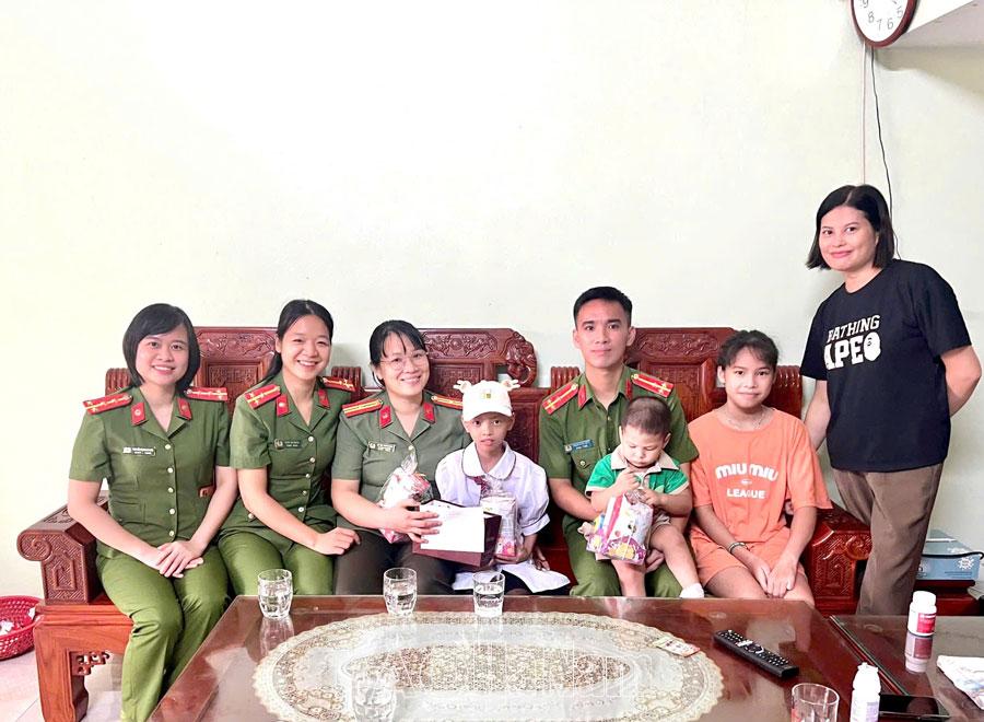 Công an huyện Bình Lục tặng quà "con đỡ đầu" nhân dịp Tết Trung thu