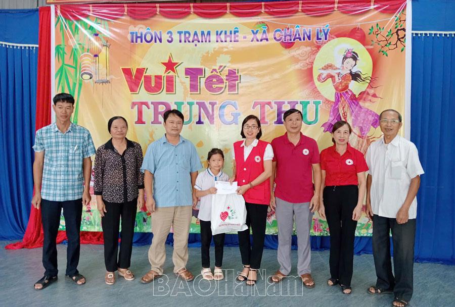 Hội Chữ thập đỏ Lý Nhân tặng quà các em thiếu nhi có hoàn cảnh khó khăn