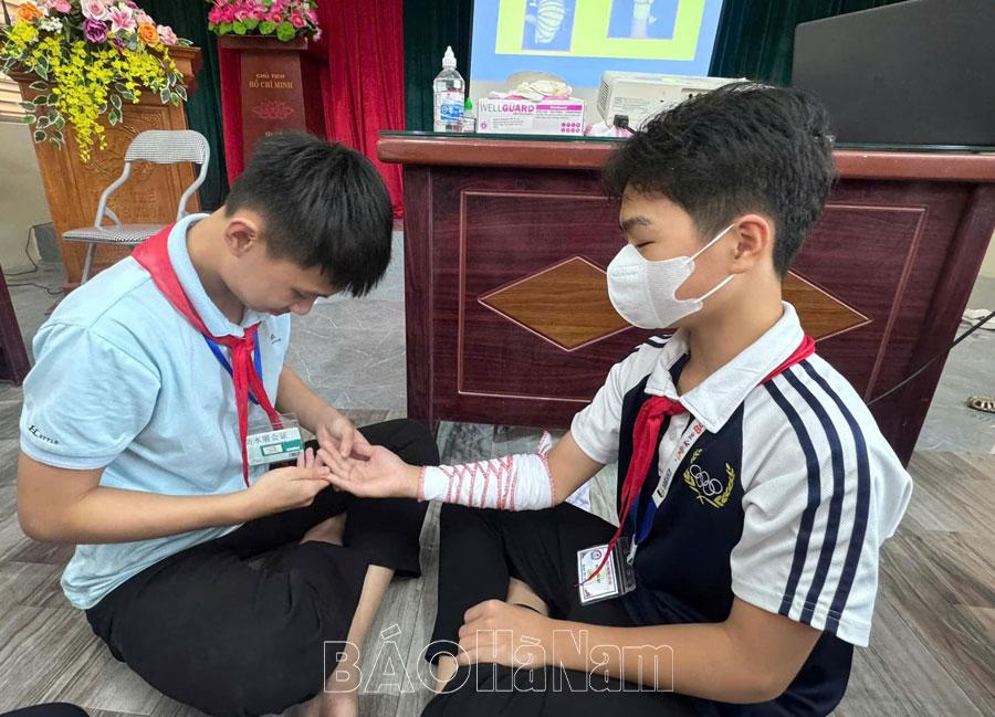 Khởi động chương trình tập huấn sơ cấp cứu ban đầu cho thanh, thiếu niên chữ thập đỏ