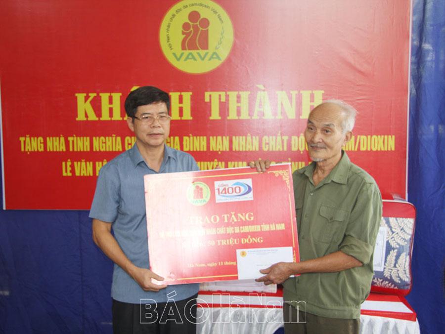 Bàn giao nhà tình nghĩa cho nạn nhân chất độc da cam xã Khả Phong