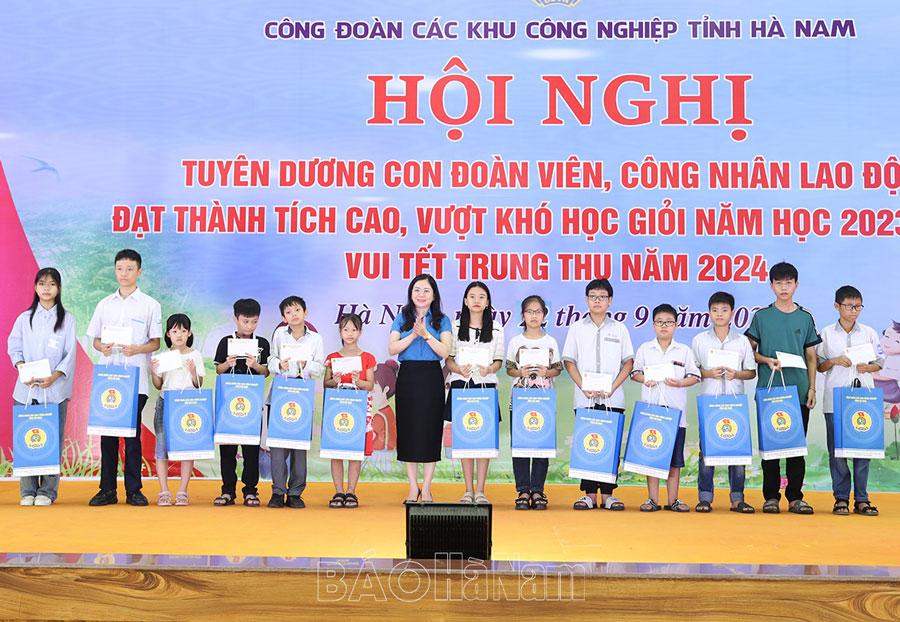 Tuyên dương con công nhân lao động đạt thành tích cao năm học 2023 – 2024
