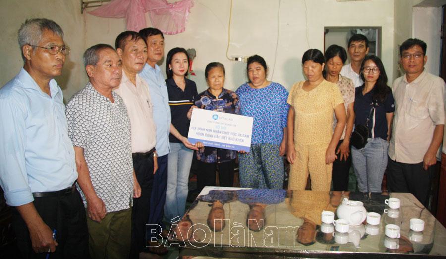 Trao tiền hỗ trợ nạn nhân chất độc da cam có hoàn cảnh đặc biệt khó khăn