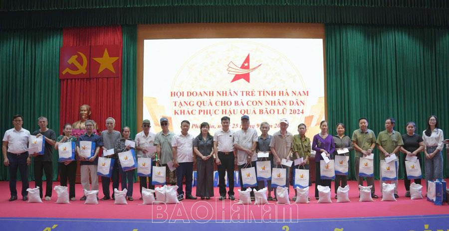 Hội Doanh nhân trẻ tỉnh trao tặng 50 suất quà cho người dân bị ảnh hưởng bởi mưa, lũ xã ở xã Phù Vân