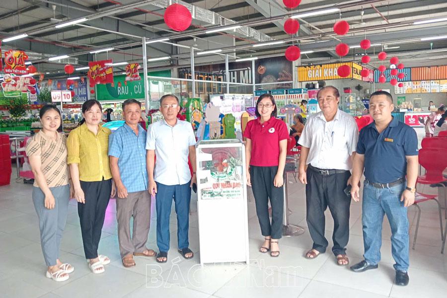 Hội CTĐ thị trấn Vĩnh Trụ mở hòm “Quỹ nhân đạo” tại Siêu thị Lan Chi Mart và Trung tâm Thương mại Tiến Lộc