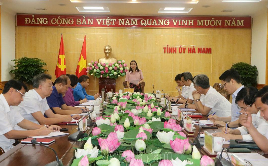 Tổ Biên tập của Tiểu ban Văn kiện Đại hội XXI thảo luận dự thảo Báo cáo Chính trị trình Đại hội Đảng bộ tỉnh lần thứ XXI