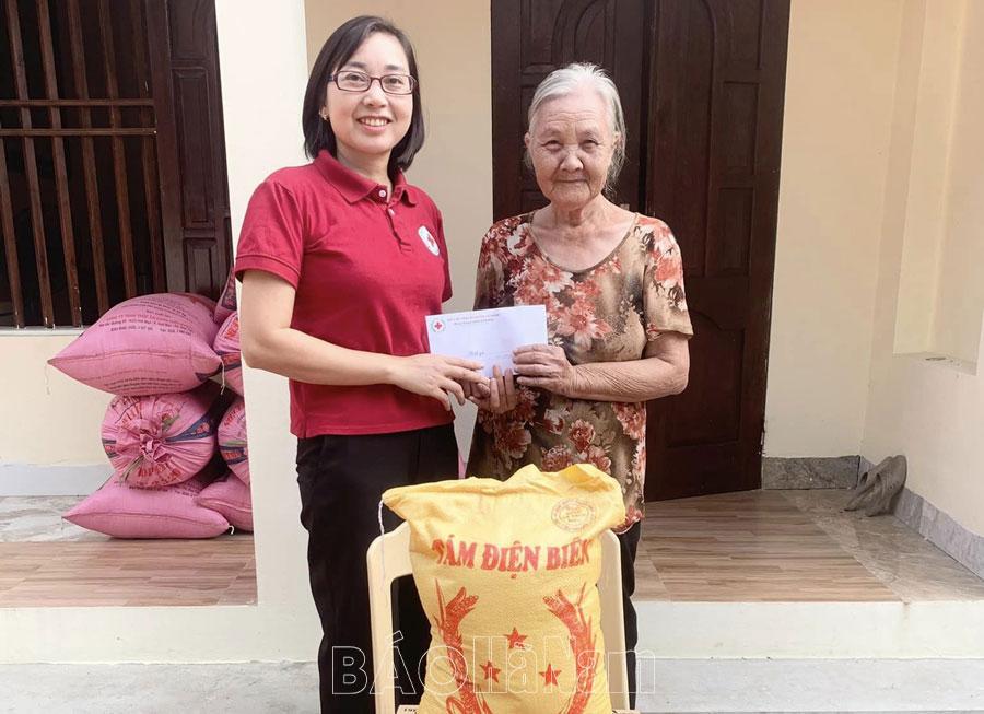 Hội Chữ thập đỏ huyện Lý Nhân trao kinh phí hỗ trợ thường xuyên cho địa chỉ nhân đạo