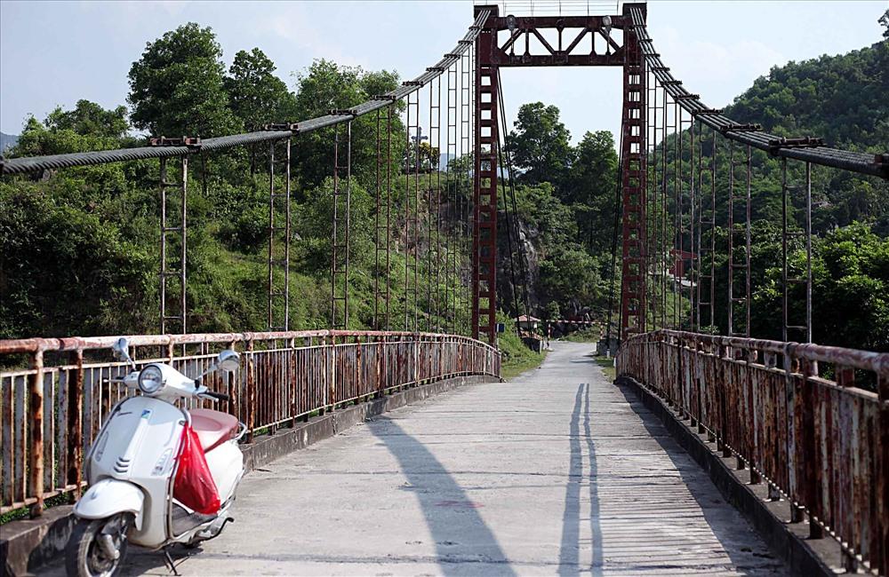 Kết thúc phân luồng, tổ chức giao thông qua cầu treo Cấm Sơn từ 15h00 ngày 30/9