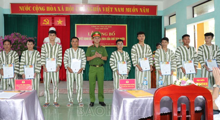 Đặc xá 11 phạm nhân tại Trại tạm giam Công an tỉnh