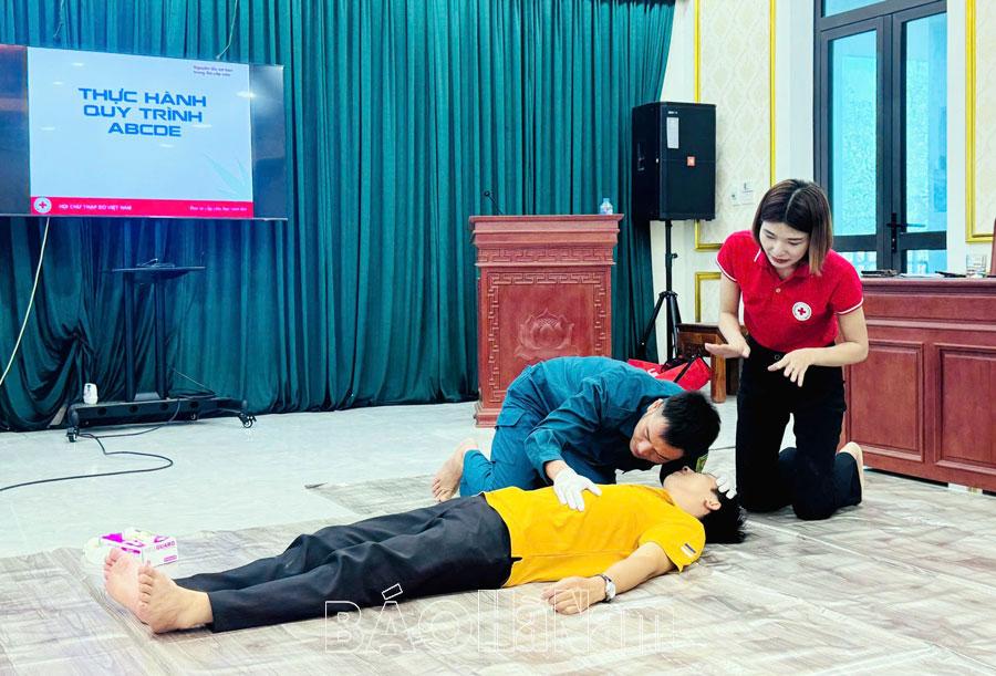 Tập huấn sơ cấp cứu cho cán bộ, hội viên, tình nguyện viên chữ thập đỏ