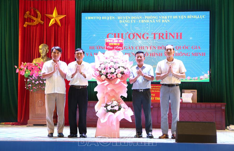 Xã Vũ Bản hưởng ứng Ngày chuyển đổi số quốc gia và hỗ trợ xây dựng mô hình xã thông minh