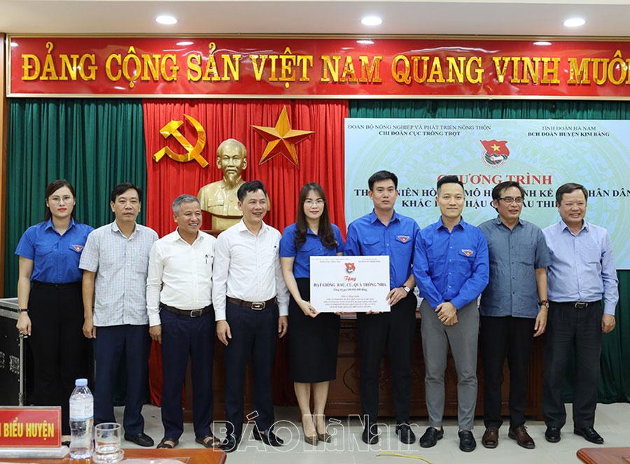 Thanh niên hỗ trợ mô hình sinh kế cho nhân dân khắc phục hậu quả thiên tai tại Kim Bảng