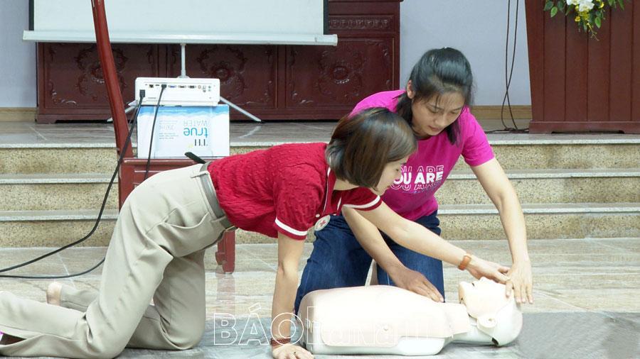 Hội Chữ thập đỏ tỉnh phối hợp tập huấn sơ cấp cứu ban đầu