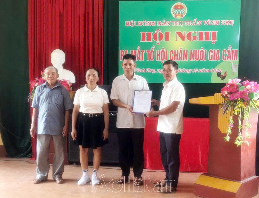 Ra mắt Tổ hội chăn nuôi gia cầm ở thị trấn Vĩnh Trụ
