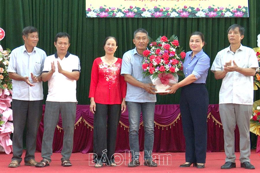 Ra mắt Tổ hợp tác chăn nuôi gia cầm xã Chính Lý