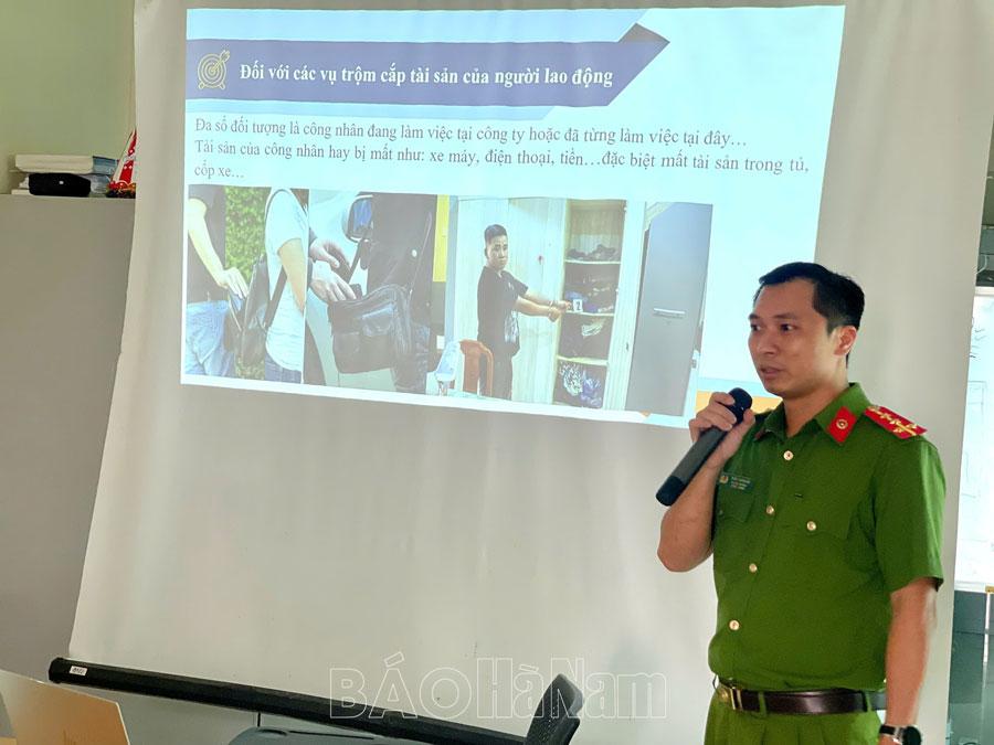 Công an Bình Lục tuyên truyền pháp luật cho công nhân