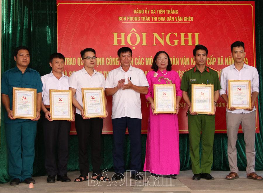 Xã Tiến Thắng trao quyết định công nhận 7 mô hình "Dân vận khéo" cấp xã năm 2024