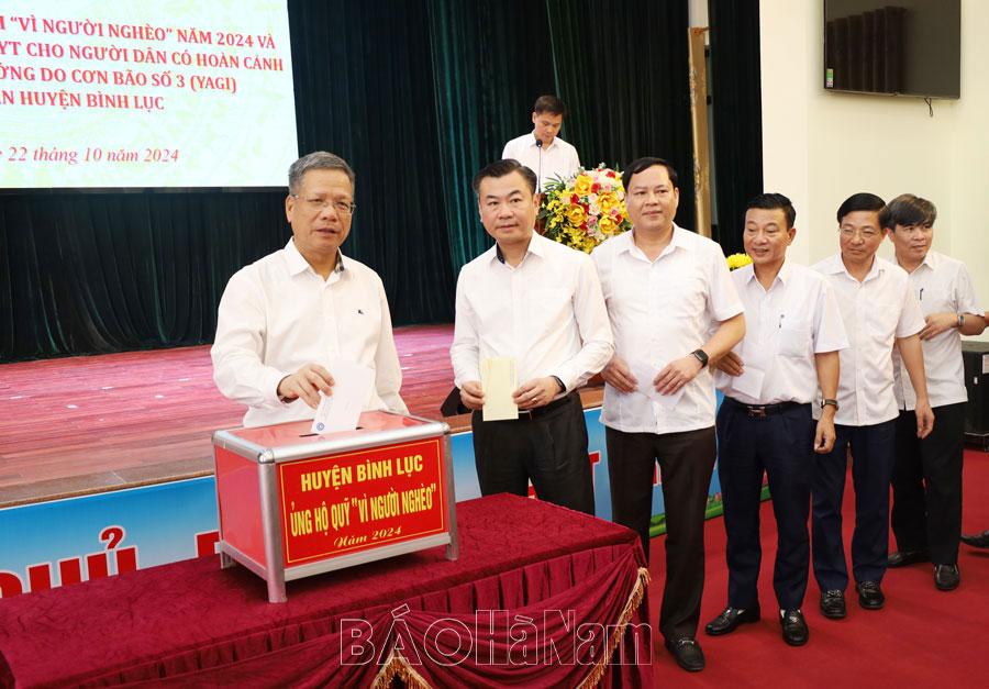 BHXH Việt Nam tặng 168 sổ BHXH, thẻ BHYT cho người dân huyện Bình Lục