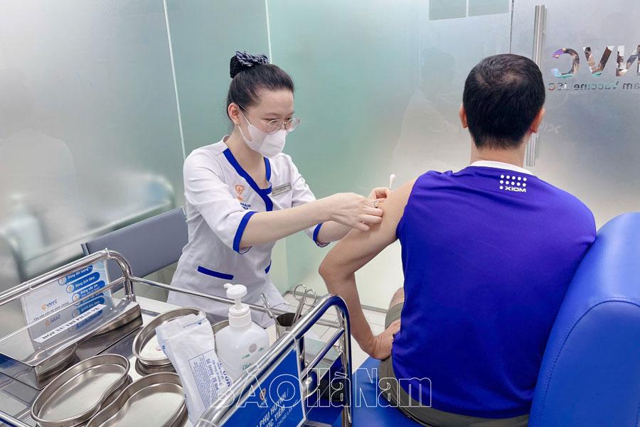 Nhiều người dân tiêm vắc - xin phòng bệnh sốt xuất huyết