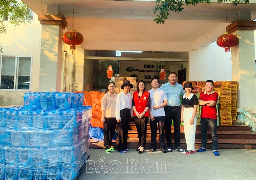 Hội Chữ thập đỏ tỉnh tặng 100 suất quà cho người dân vùng ngập lụt Quảng Bình