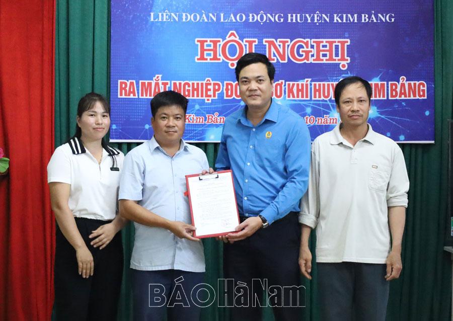 Liên đoàn Lao động huyện Kim Bảng ra mắt Nghiệp đoàn cơ khí