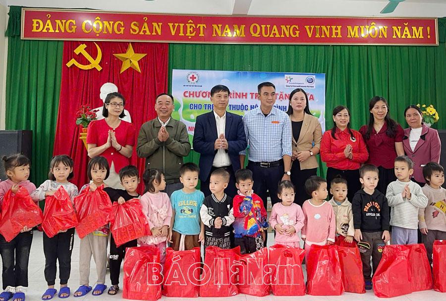 Hội Chữ thập đỏ tỉnh phối hợp tặng sữa cho trẻ em hoàn cảnh khó khăn ở Bình Lục