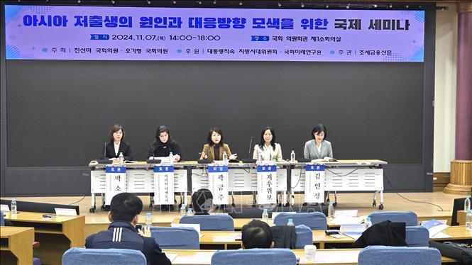 Tìm giảm pháp ngăn chặn xu hướng mức sinh giảm ở châu Á