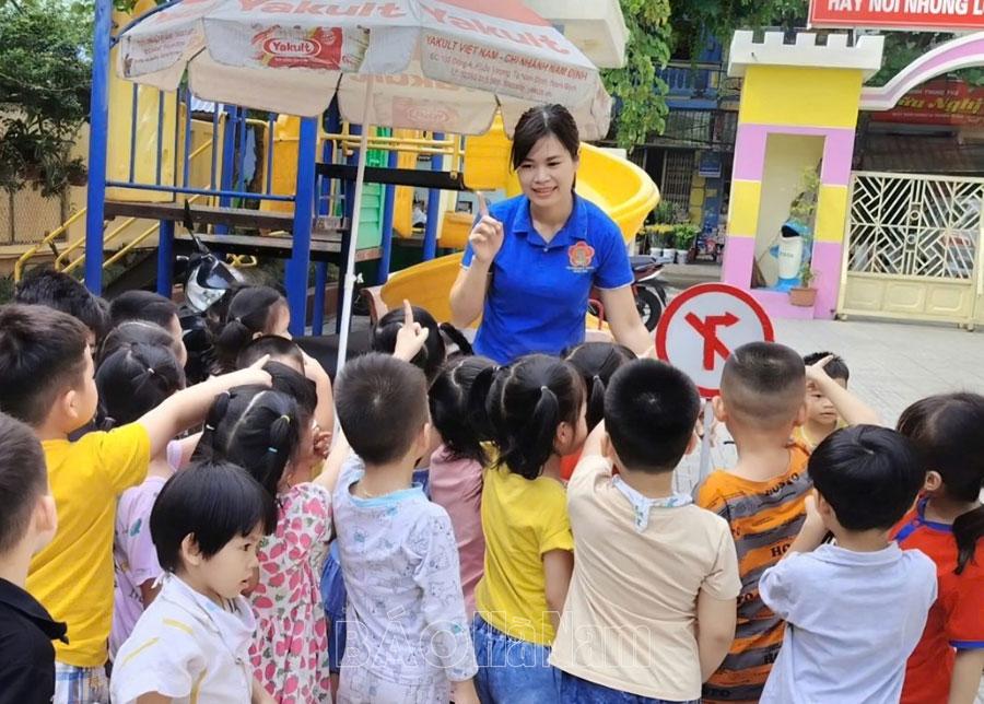 Cô giáo Phạm Thị Thanh, Trường Mầm non Lương Khánh Thiện đạt Giải thưởng “Nhà giáo trẻ tiêu biểu” cấp Trung ương