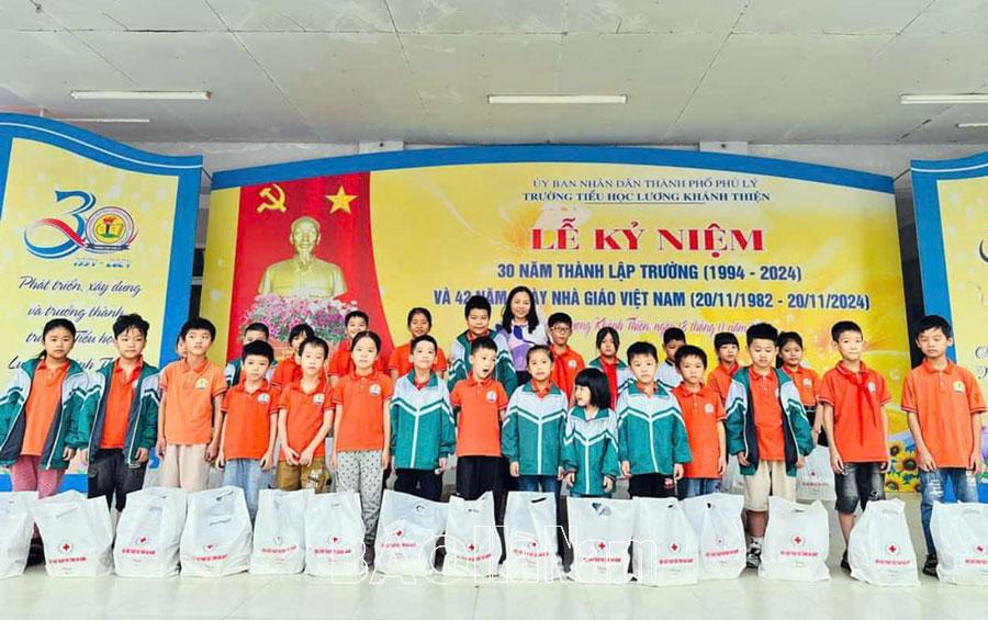 Tặng quà cho học sinh có hoàn cảnh khó khăn tại Trường Tiểu học Lương Khánh Thiện