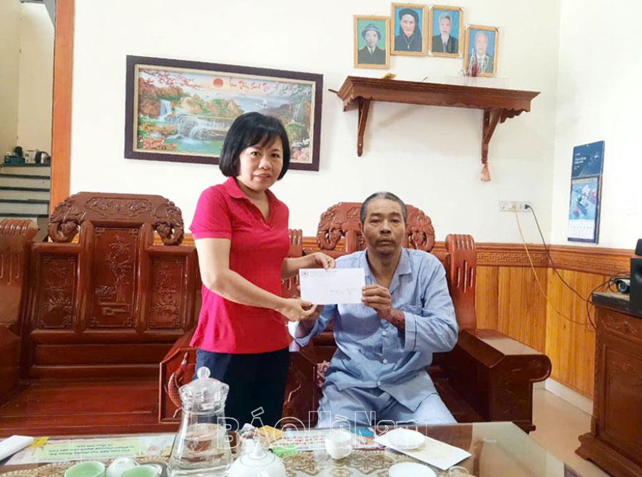 Trao kinh phí hỗ trợ địa chỉ nhân đạo có hoàn cảnh khó khăn ở Mộc Nam