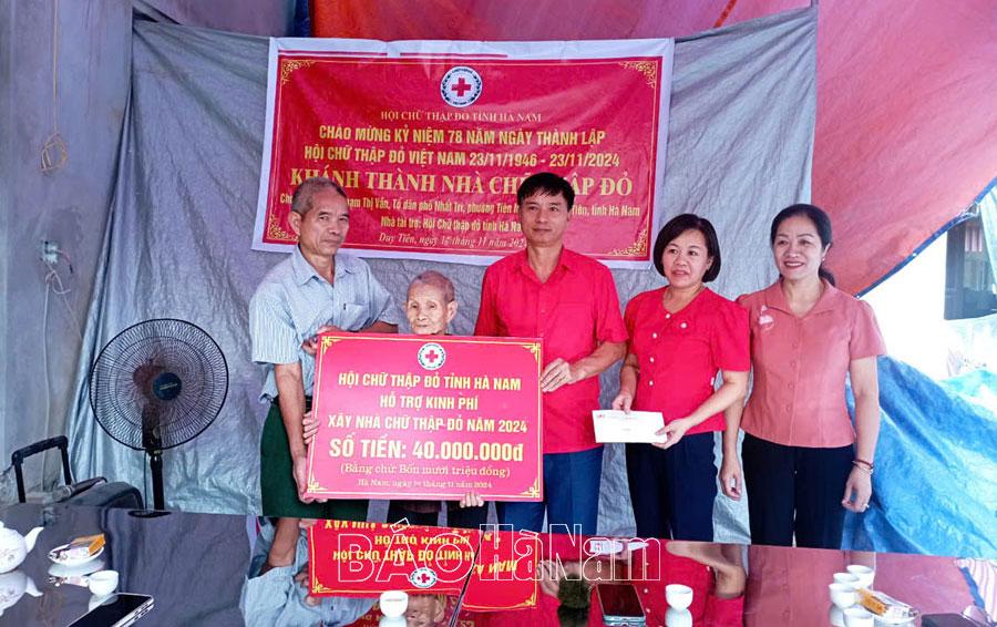 Bàn giao Nhà Chữ thập đỏ cho hộ gia đình có hoàn cảnh khó khăn ở phường Tiên Nội