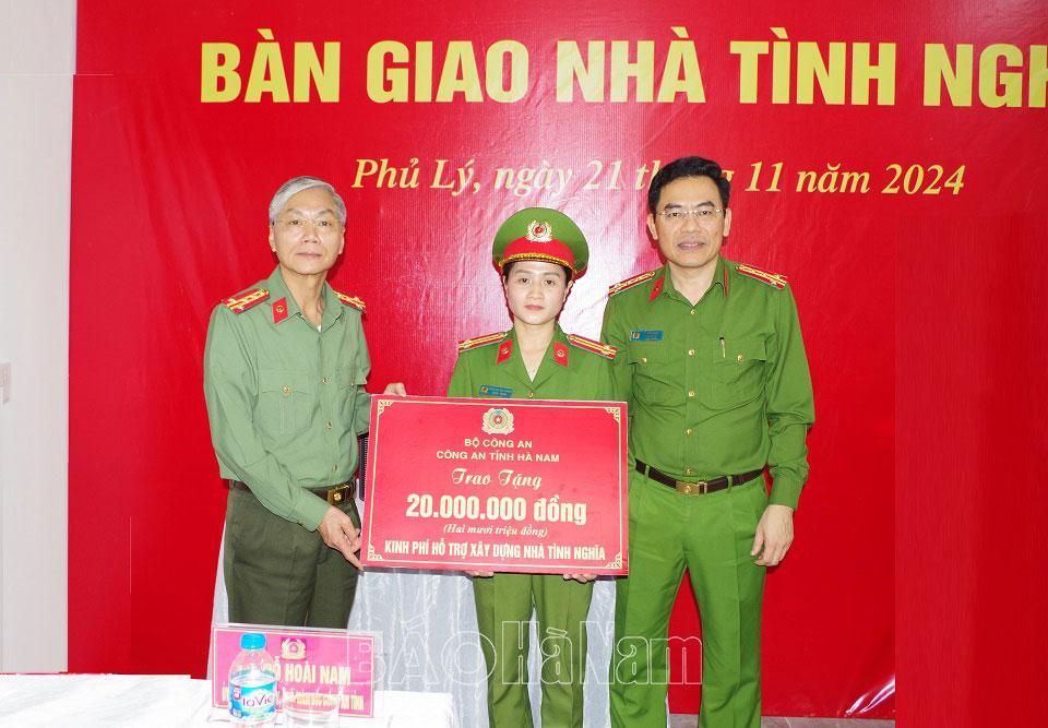 Công an tỉnh bàn giao nhà tình nghĩa cho CBCS có hoàn cảnh khó khăn