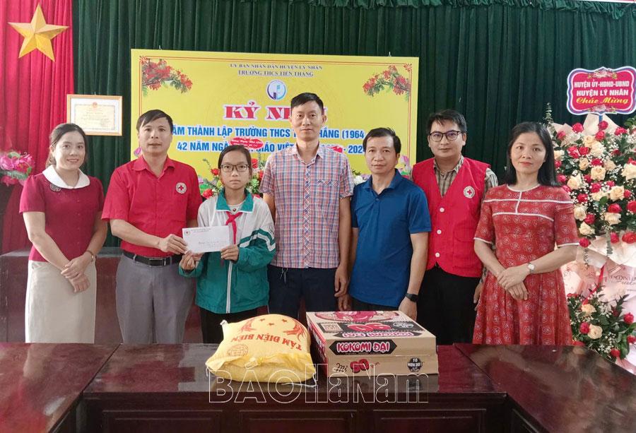 Hội Chữ thập đỏ Lý Nhân trao kinh phí hỗ trợ các địa chỉ nhân đạo