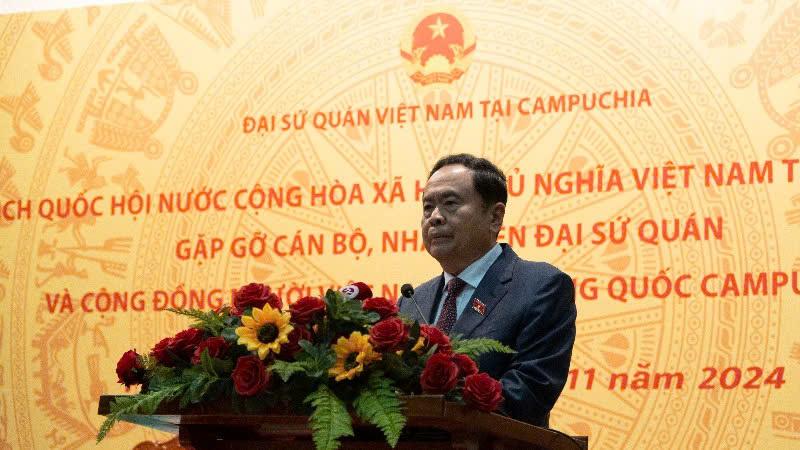 Chủ tịch Quốc hội Trần Thanh Mẫn gặp gỡ cán bộ Đại sứ quán và đại diện cộng đồng người Việt Nam tại Campuchia