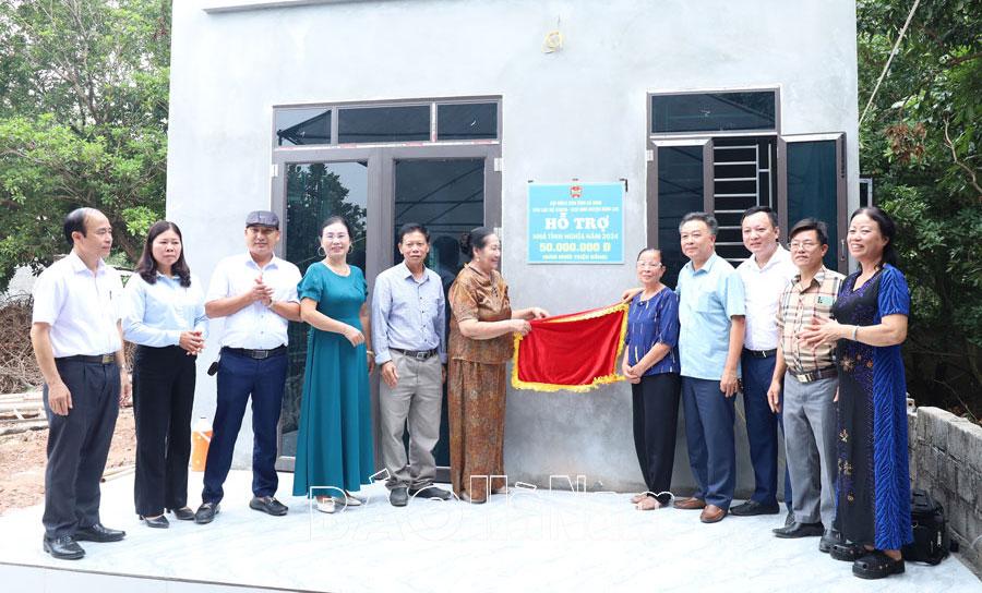 Khánh thành, bàn giao nhà tình nghĩa cho hộ nghèo ở Ngọc Lũ