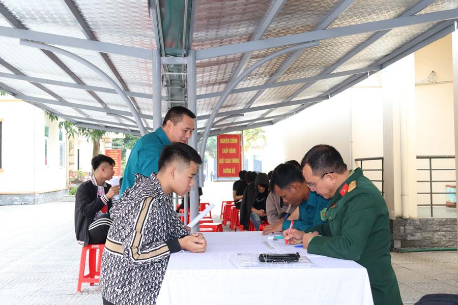 Thành phố Phủ Lý khám sức khoẻ thanh niên trong độ tuổi thực hiện nghĩa vụ quân sự