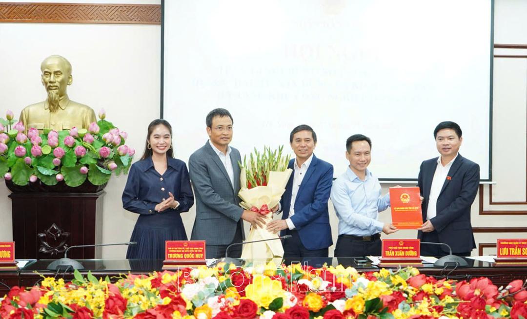 Trao Giấy chứng nhận đầu tư Dự án đầu tư xây dựng và kinh doanh kết cấu hạ tầng KCN Đồng Văn VI